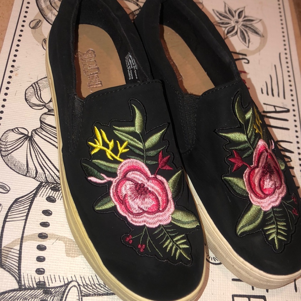 Slip on velvet flower embroidery shoes